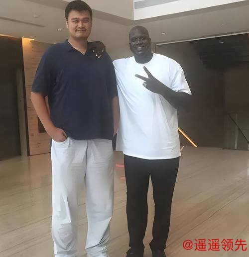 真不是特效！姚明体型夸张至极，泳池中如灭霸，奥尼尔同框显得娇小